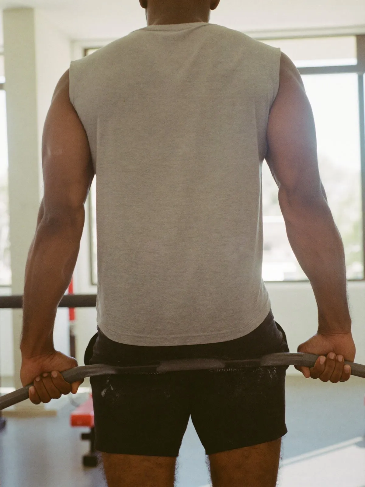 Entrenamiento de fuerza con barra en un gimnasio