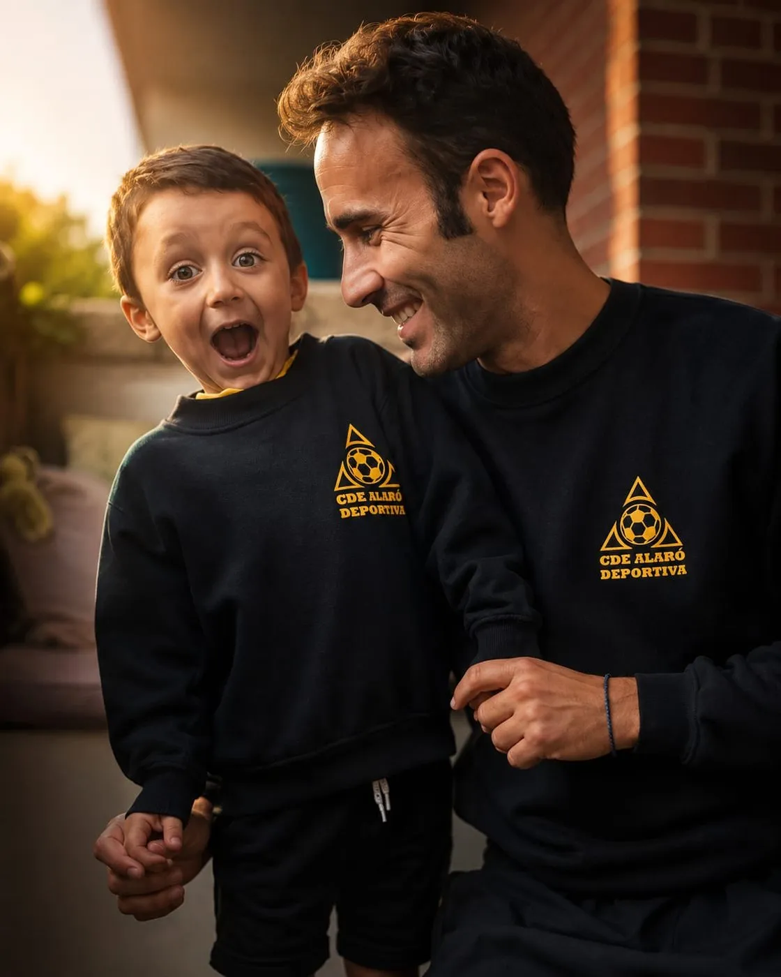 Jesús 'PaNe' sonriendo con un niño durante un entrenamiento